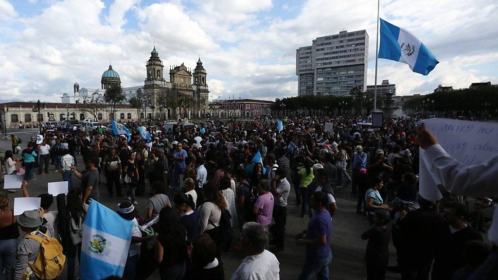 Mehrere tausend Menschen forderten in Guatemala-Stadt nach der Brandkatastrophe in einem Jugendheim Strafen für die Verantwortlichen.