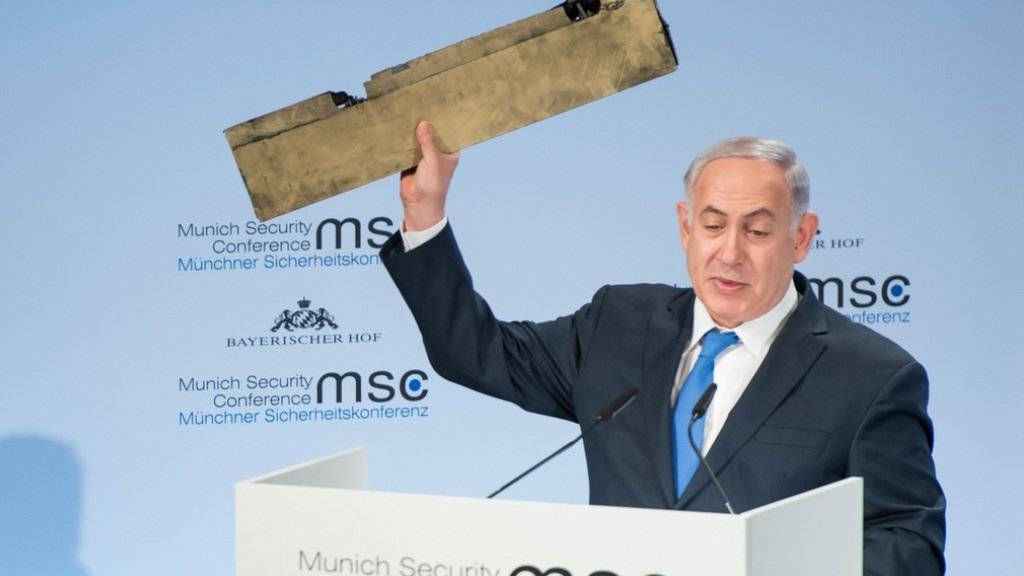 Der israelische Ministerpräsident nutzt seinen ersten Auftritt bei der Münchner Sicherheitskonferenz für klare Ansagen an Teheran. Im Gepäck hat er dabei ein überaus ungewöhnliches Utensil: Das Trümmerteil einer abgeschossenen Drohne.