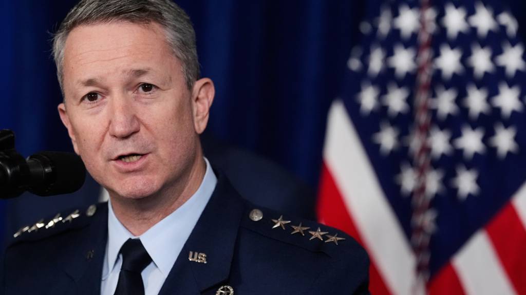 ARCHIV - US-Generalstabschef Dan Caine spricht während einer Pressekonferenz in Mar-a-Lago. Foto: Alex Brandon/AP/dpa