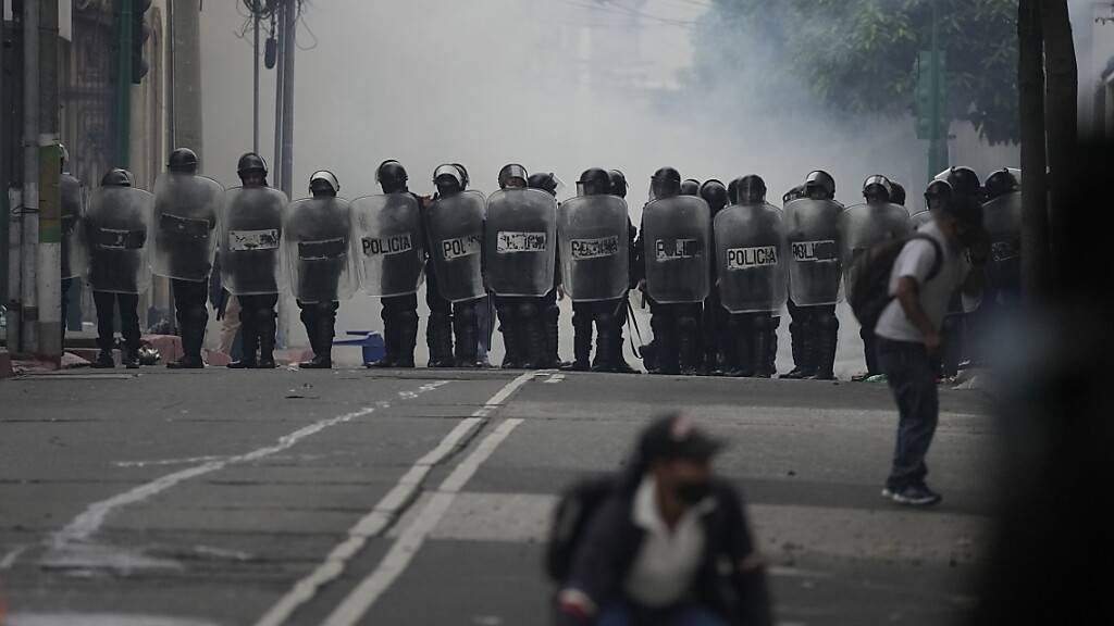 Aufgebrachte Veteranen haben bei einer Demonstration vor dem Kongress in Guatemala-Stadt randaliert. Foto: Moises Castillo/AP/dpa