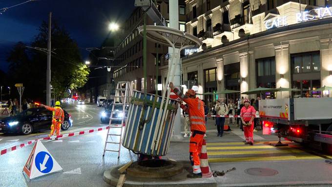 Hier wird die Kult-Kanzel am Central abgebaut