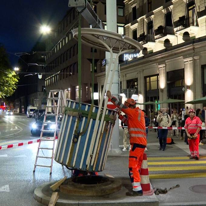 Hier wird die Kult-Kanzel am Central abgebaut