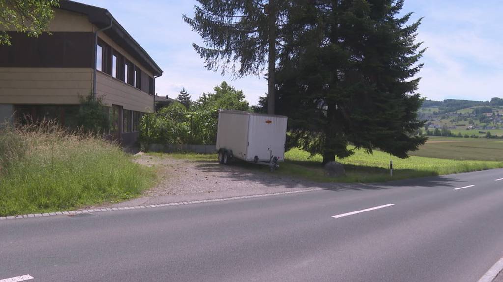 Angefahren: Ein 8-jähriger Bub rennt in Moosleerau vor ein Auto