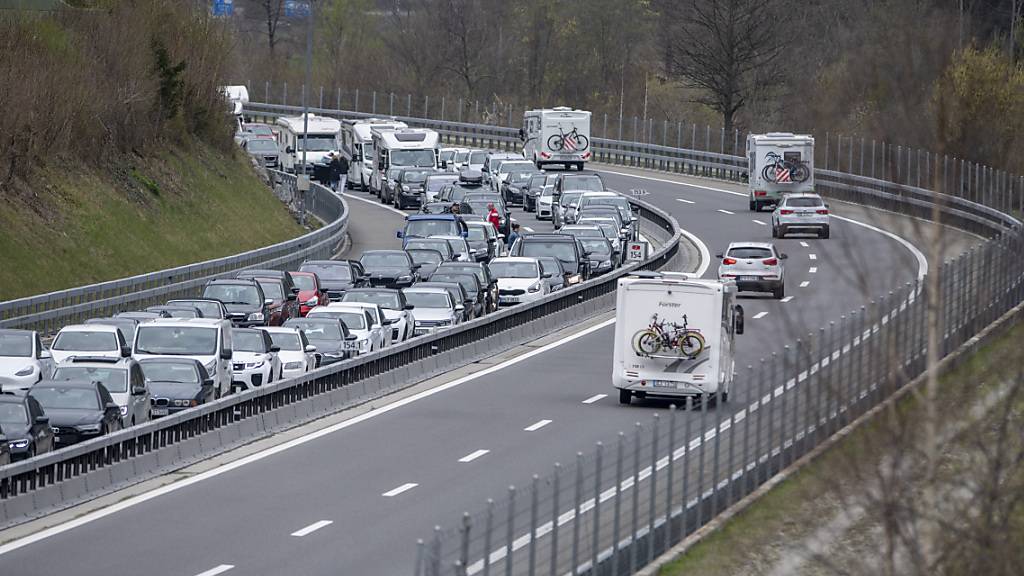 Im Juli und noch bis zum Beginn des Augusts könne sich der Verkehr am Gotthard in beide Richtungen jeweils zwischen Freitag und Montag auf über 10 Kilometern Länge stauen, lässt der TCS verlauten. (Archivbild)