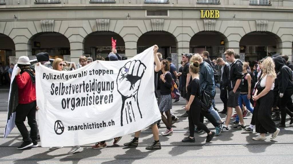 Das Polizeiaufgebot übertraf die Zahl der Demonstranten: Lediglich 70 Personen marschierten durch die Berner Innenstadt.