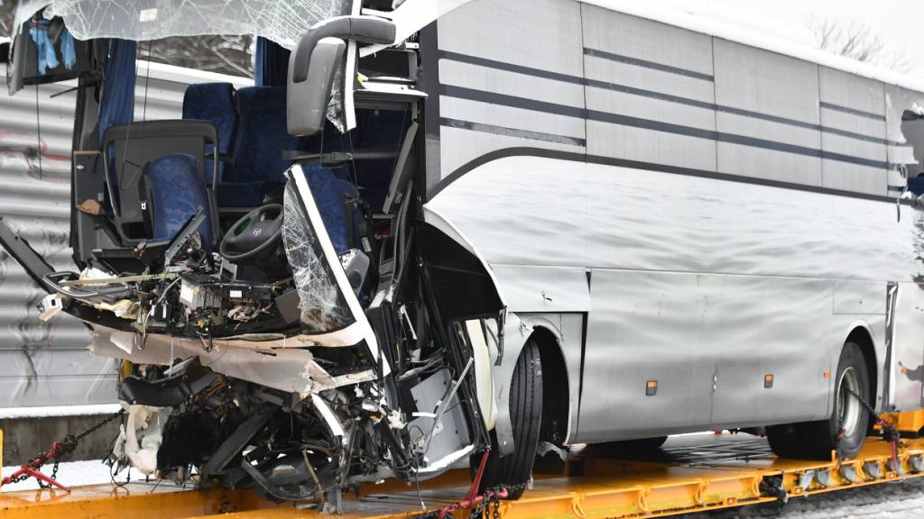 Am 16. Dezember 2018 verunfallte ein Flixbus auf der Sihlhochstrasse in Zürich, zwei Menschen starben. Der Chauffeur ist nun rechtskräftig verurteilt. (Archivbild)