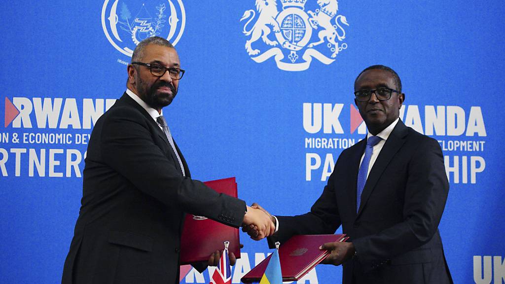 James Cleverly (l), Innenminister von Großbritannien, und Vincent Birut, Außenminister von Ruanda, schütteln sich nach der Unterzeichnung eines neuen Vertrages die Hände. Foto: Ben Birchall/Pool PA/AP/dpa