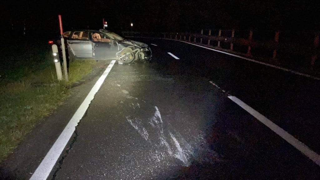 Vier Insassen eines Autos hatten bei Klosters Glück im Unglück: Das Auto überschlug sich beim Unfall mehrfach, trotzdem konnten sie das Auto unverletzt verlassen.