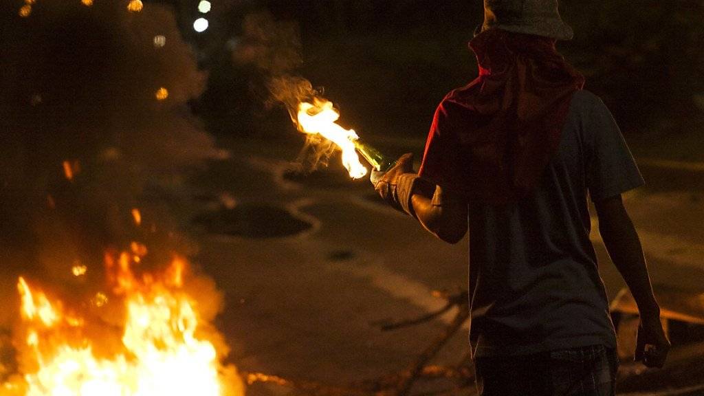 In Venezuela sind erneut zahlreiche Menschen gegen die sozialistische Regierung auf die Strasse gegangen - die Sicherheitskräfte gingen aber hart gegen die Demonstranten vor.
