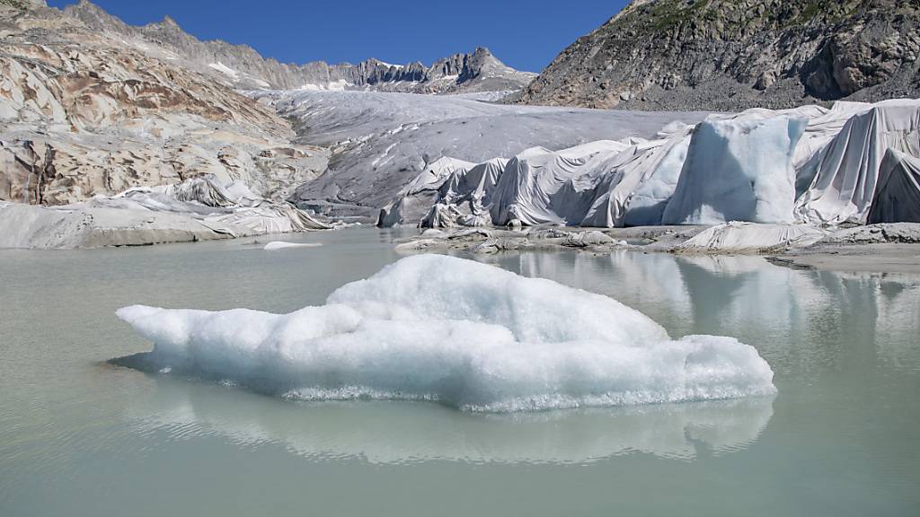 CO2 ist ein Klimagas und trägt zur Erderwärmung bei: Rhonegletscher mit Abdeckungen im Hitze-Juli 2022: (Archivbild)