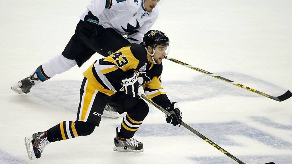 Der spätere Siegtorschütze Conor Sheary (vorne) von den Pittsburgh Penguins entwischt San Joses Justin Braun im zweiten Finalspiel in der NHL. Sheary traf in der 63. Minute zum 2:1-Sieg nach Verlängerung