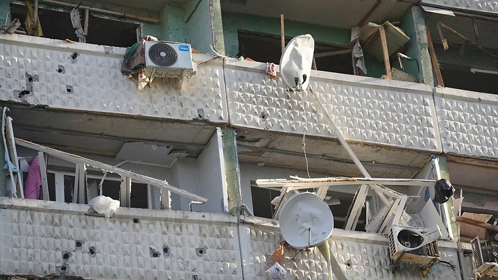 Ein durch einen russischen Angriff beschädigtes Wohnhaus in Charkiw, Ukraine. .In einem dicht besiedelten Gebiet der ostukrainischen Großstadt Charkiw schlug nach Angaben von Bürgermeister Terechow eine Rakete ein. Es gab einen Toten. Zudem wurden bis zum Morgen mehr als 50 Verletzte gezählt. Terechow berichtete auf Telegram von Schäden an mehr als 20 Wohnblocks und 30 Einfamilienhäusern. Foto: Andrii Marienko/AP/dpa