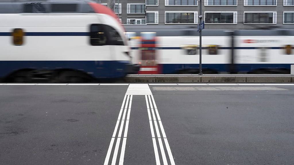 Der ZVV ist auch finanziell wieder besser unterwegs. Erstmals seit 2020 seien keine Pandemieeffekte mehr spürbar. Eine Preiserhöhung soll es voraussichtlich erst im kommenden Jahr wieder geben. (Archivbild)