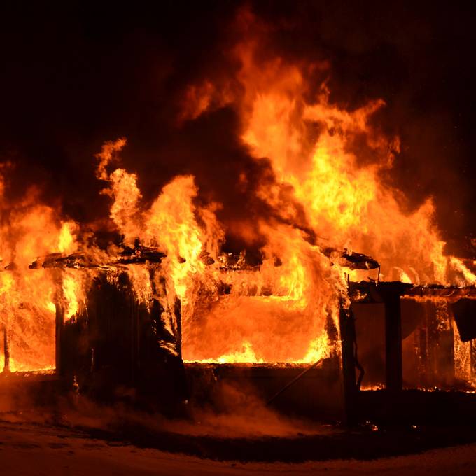 Golfrestaurant Sempachersee in der Nacht ausgebrannt