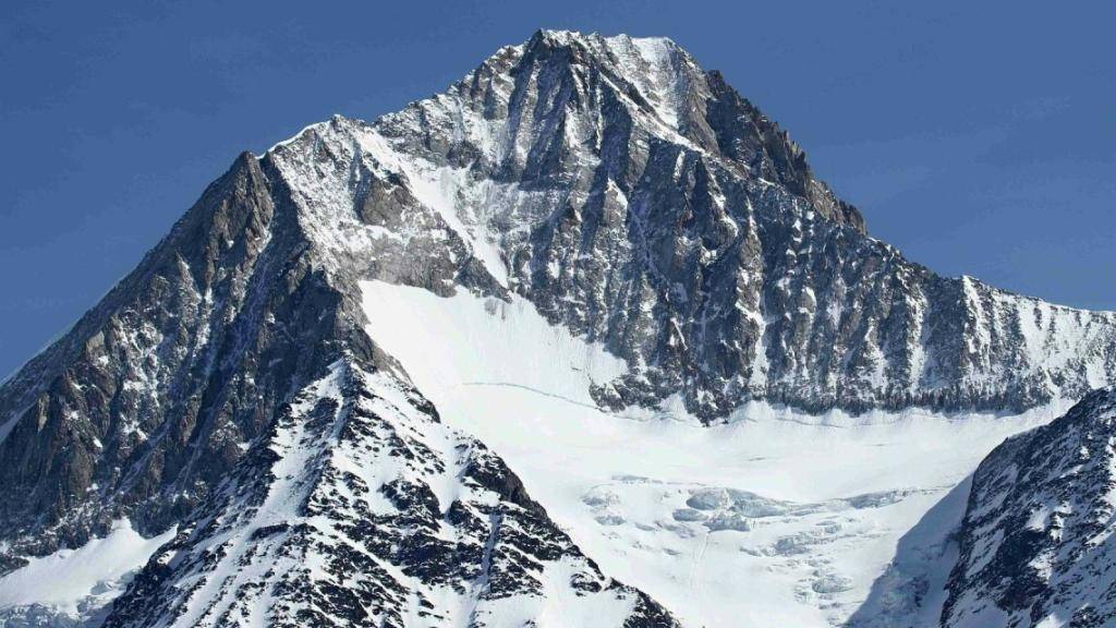 Beim Abstieg wurden die beiden Franzosen von einem Schneebrett 50 bis 70 Meter in die Tiefe gerissen, ein 66-jähriger Bergsteiger kam dabei ums Leben.