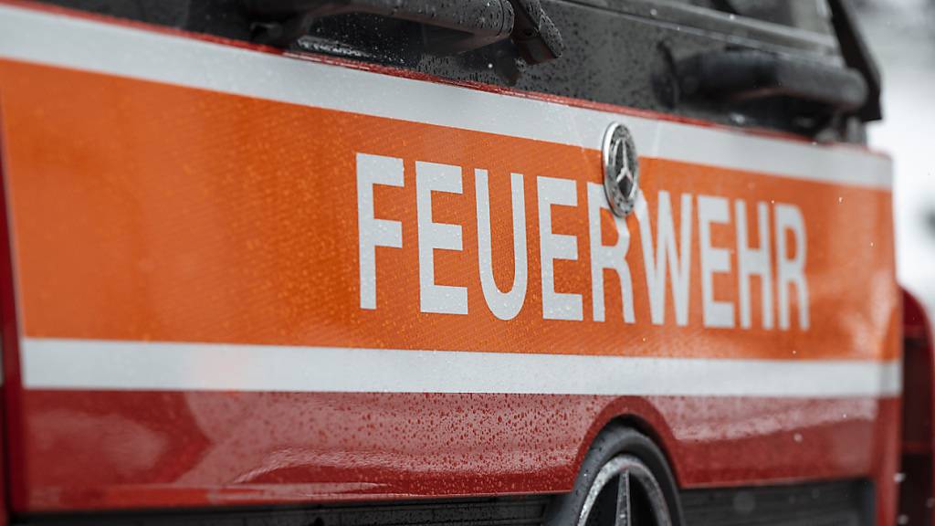 Vier regionale Feuerwehren standen am Mittwoch im Kanton Schwyz nach einem starken Unwetter im Einsatz. (Symbolbild)