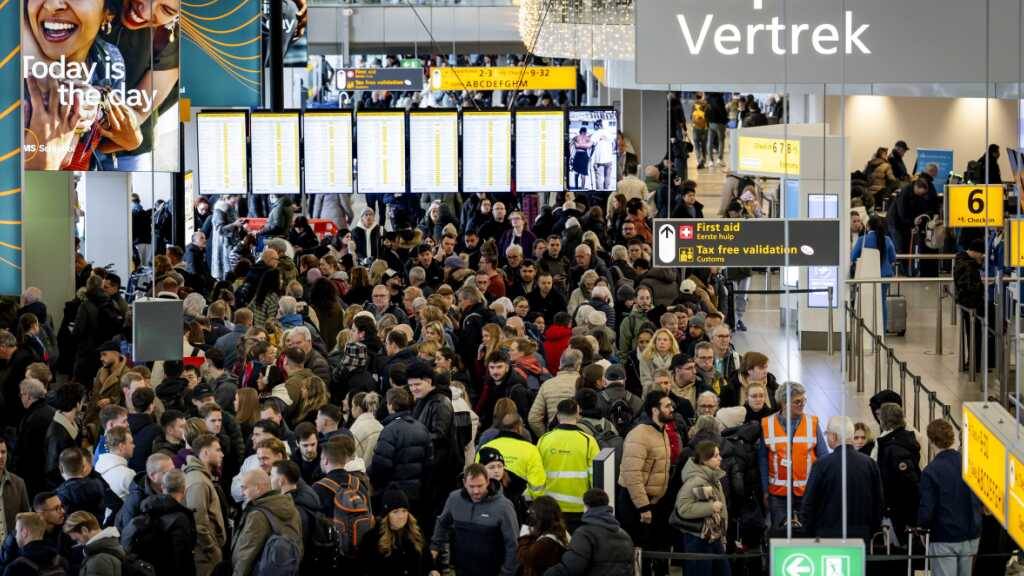 Reisende am Flughafen Schiphol werden vor Verspätungen und Flugausfällen aufgrund von Winterwetter und starkem Wind gewarnt. Foto: Koen Van Weel/ANP/dpa