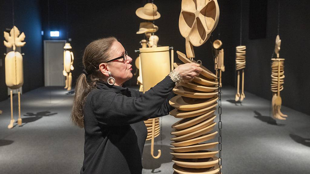 Wiebke Siem benutzt für ihre Figuren, die sie anlässlich von Fumetto im Kunstmuseum Luzern zeigt, Alltagsgegenstände aus Holz. (Archivaufnahme)