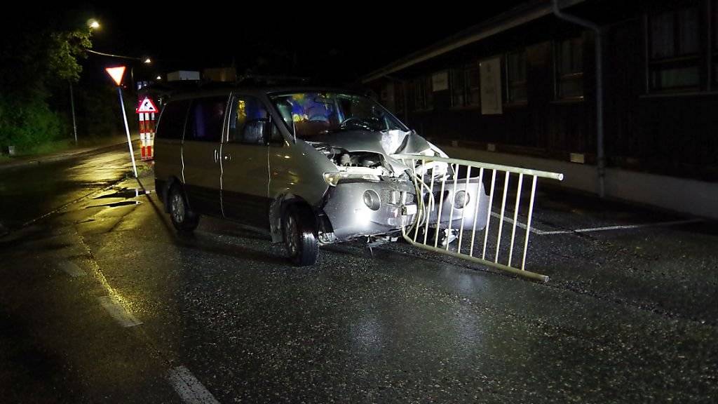 Nach dem Unfall in einer Unterführung in Chur fuhr der Autolenker weiter, obschon der Teil eines Geländers im Wagen feststeckte.