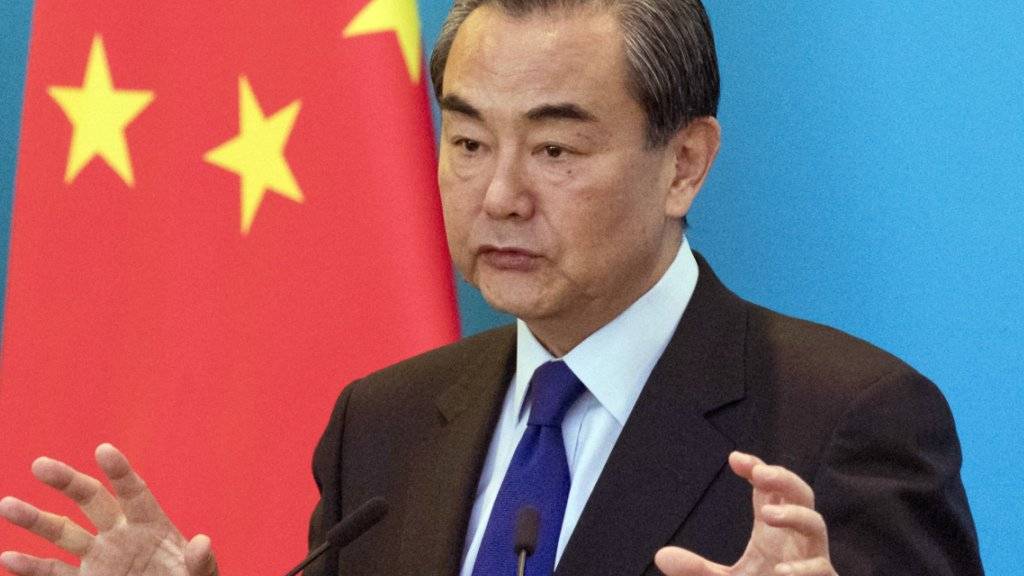 Der chinesische Aussenminister Wang Yi reagierte zunächst gelassen auf das Telefonat des künftigen US-Präsidenten Trump mit Taiwans Präsidentin. Nun hat China aber trotzdem offiziell Protest bei den USA eingelegt. (Archiv)