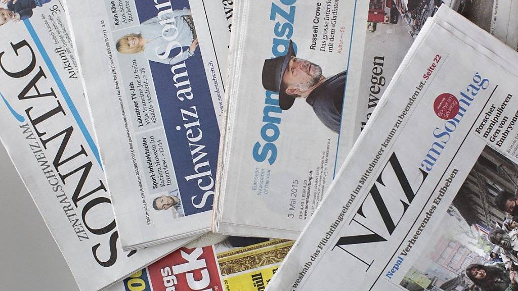 Die Schweizerinnen und Schweizer lesen nach wie vor sehr gerne Zeitung am Sonntag. In jüngster Zeit haben die Sonntagsblätter jedoch etwas an Reichweite eingebüsst - dies auf hohem Niveau. (Archivbild)