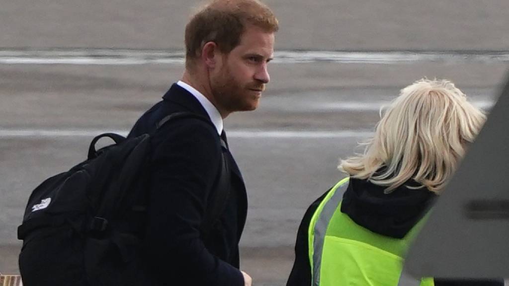 Prinz Harry, Herzog von Sussex, geht zu einem Flugzeug, das ihn von Schottland nach London bringt. Foto: Aaron Chown/PA Wire/dpa