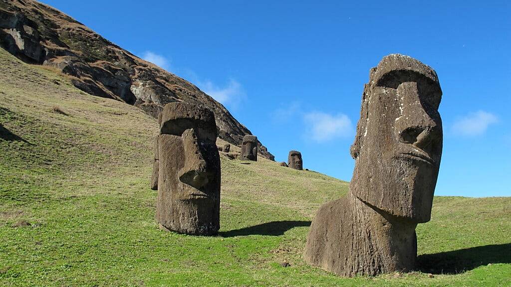 Bekannt ist die Insel Rapa Nui für die riätselhafte Steinriesen, die Moai. (Archivbild)