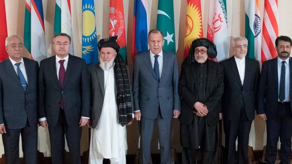 ARCHIV - Sergei Lawrow, Außenminister von Russland, steht für ein Foto zusammen mit den Teilnehmern der Afghanistan-Konferenz. Russland sieht nach der Machtübernahme durch die militant-islamistischen Taliban in Afghanistan positive Signale seitens der neuen Führung. Foto: Pavel Golovkin/AP/dpa