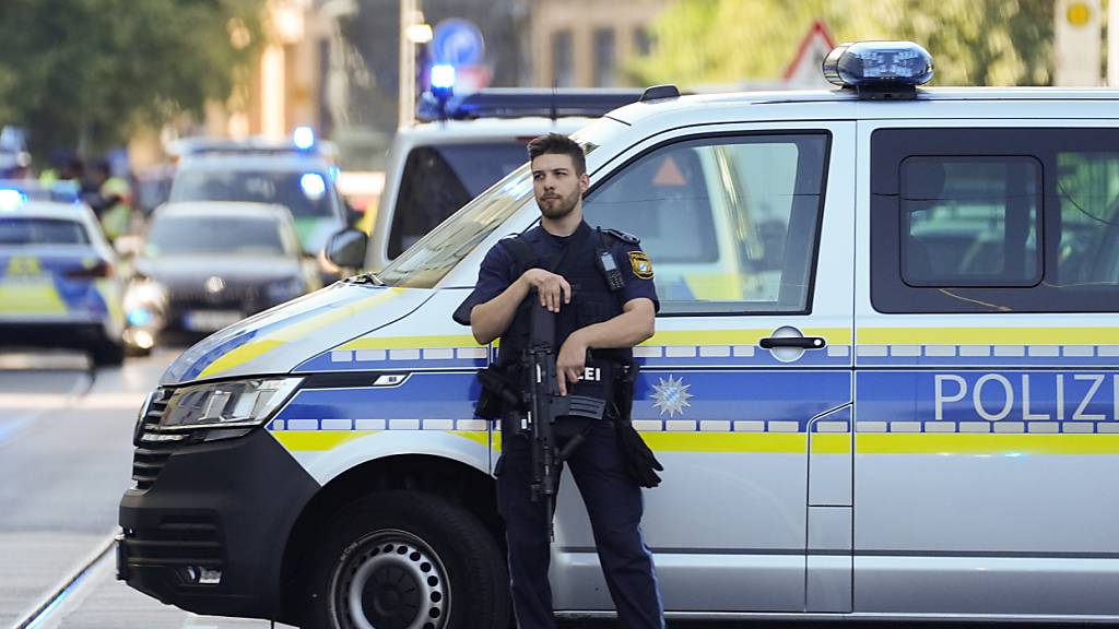 Polizist ist in München im Einsatz und sperrt ein Straße. Foto: Matthias Schrader/AP