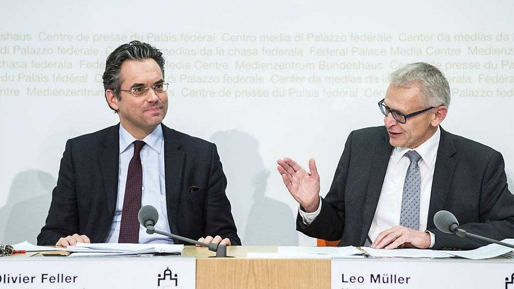 Nationalrat Olivier Feller (FDP/VD), links, und Nationalrat Leo Müller (CVP/LU) erklären, warum die Finanzkommission des Nationalrates die Landwirtschaft von Sparmassnahmen verschonen will.