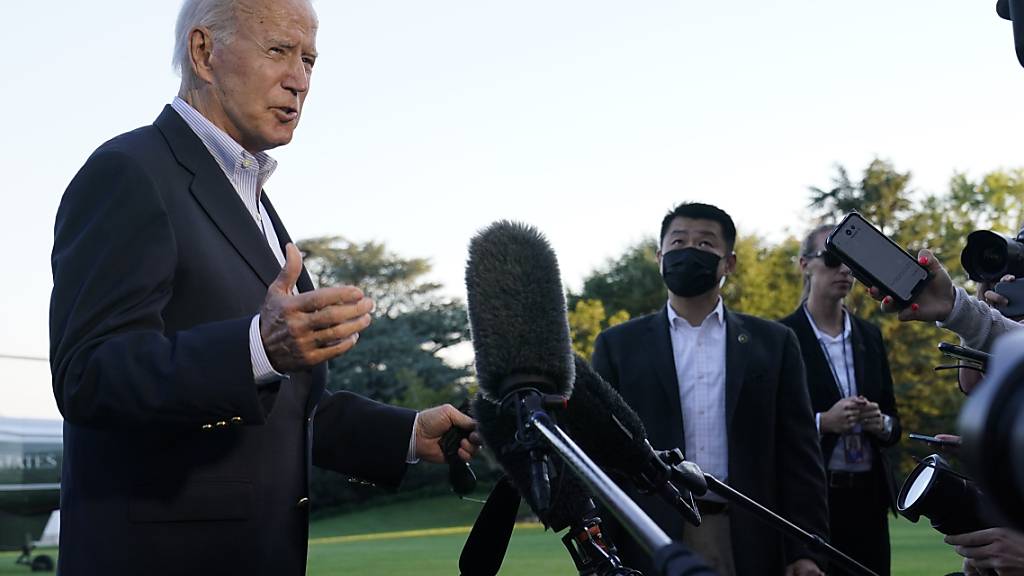 Nach dem verheerenden Unwetter im Nordosten der USA hat Präsident Joe Biden bei einem Besuch im Katastrophengebiet in drastischen Worten vor den Folgen des Klimawandels gewarnt. Die rasant fortschreitenden Veränderungen des Klimas entsprächen der «Alarmstufe rot», sagte Biden. Foto: Susan Walsh/AP/dpa