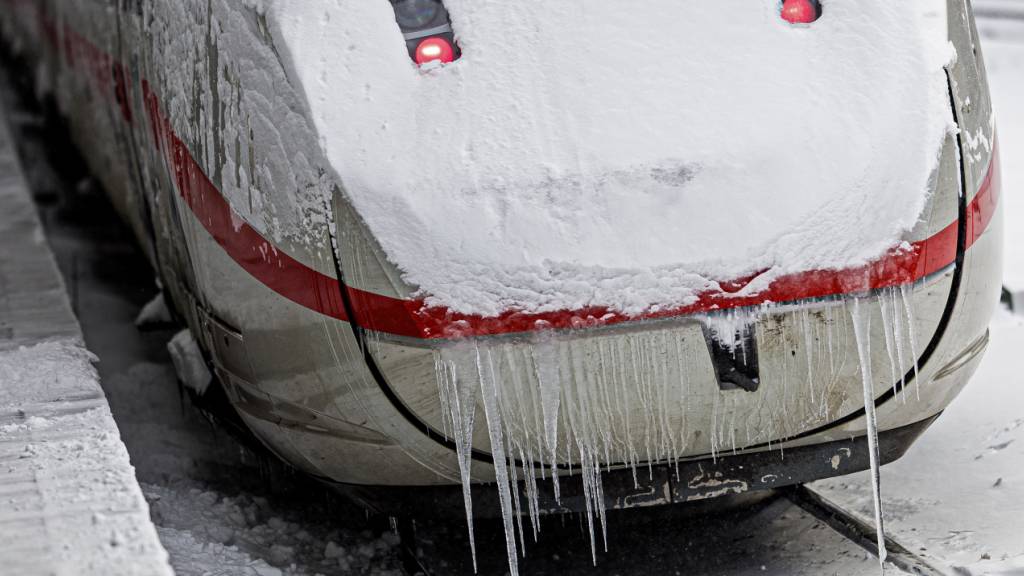 Ein ICE steht mit langen Eiszapfen im verschneiten Hauptbahnhof. Im Norden kommt es nach dem Sturmtief Elli weiterhin zu Einschränkungen im Bahnverkehr. Foto: Moritz Frankenberg/dpa