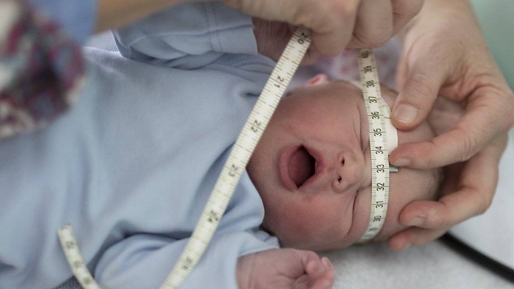 Neugeborene in der Schweiz haben immer ältere Mütter. Nur in Italien und Spanien kommen Erstgebärende auf ein ähnlich hohes Durchschnittsalter. (Symbolbild)