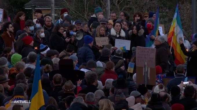 Mehrere hundert Personen setzen in Baden ein Zeichen gegen den Krieg