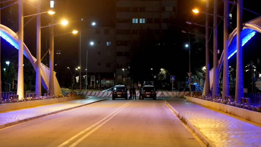 dpatopbilder - Polizisten sichern mit ihren Fahrzeugen eine Brücke im Norden des Kosovo. Foto: Festim Beqiri/TV7News /dpa