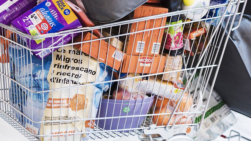 Hamsterkäufe sind in der Schweiz völlig unnötig - für Nachschub in den Regalen wird laut dem obersten Verantwortlichen für die Landesversorgung derzeit gesorgt. (Archivbild)