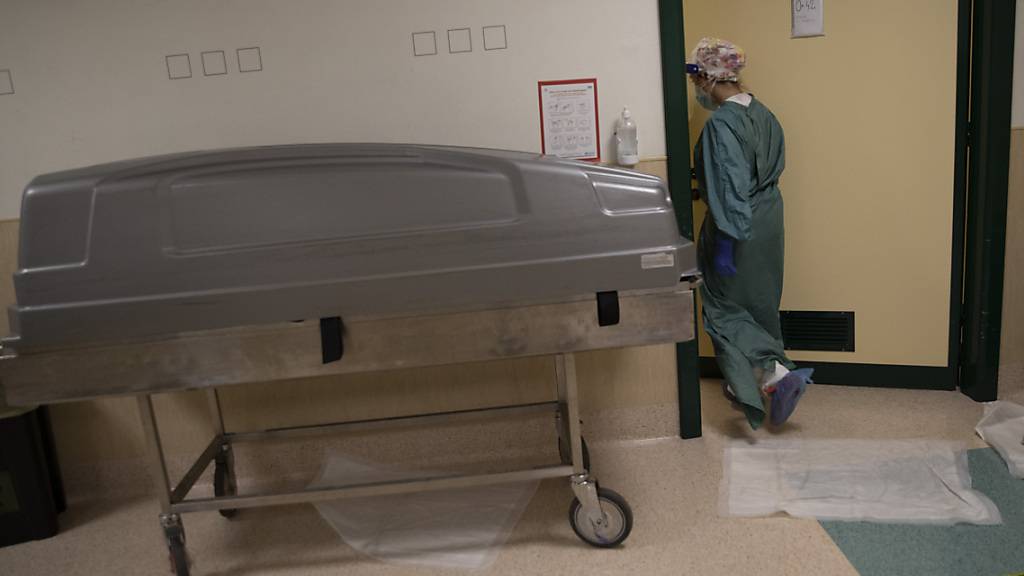 dpatopbilder - ARCHIV - Eine Bahre mit der Leiche einer verstorbenen Patientin in einer Corona-Station der Poliklinik Tor Vergata in Rom. Foto: Alessandra Tarantino/AP/dpa