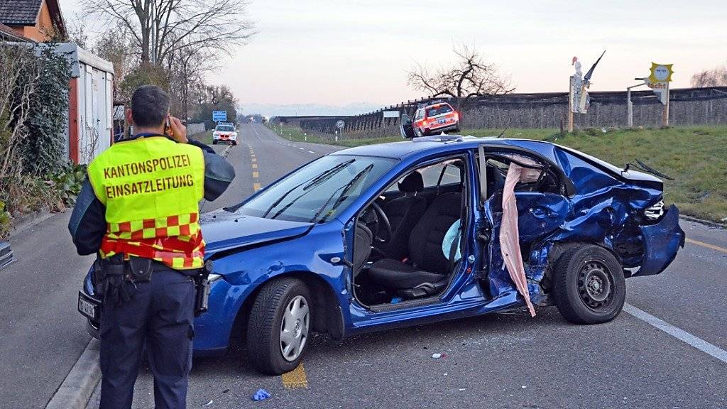 Eingeklemmt: Der 66-jährige Fahrer des blauen Autos missachtete offenbar den Vortritt des Notarztwagens und musste aus seinem Fahrzeug herausgeschnitten werden.