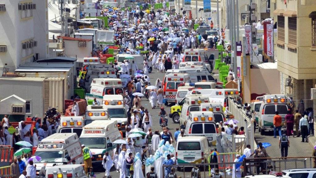 Dutzende Krankenwagen waren nach der Massenpanik in Mekka im Einsatz - über 700 Menschen kamen bei dem Unglück ums Leben. (Archiv)