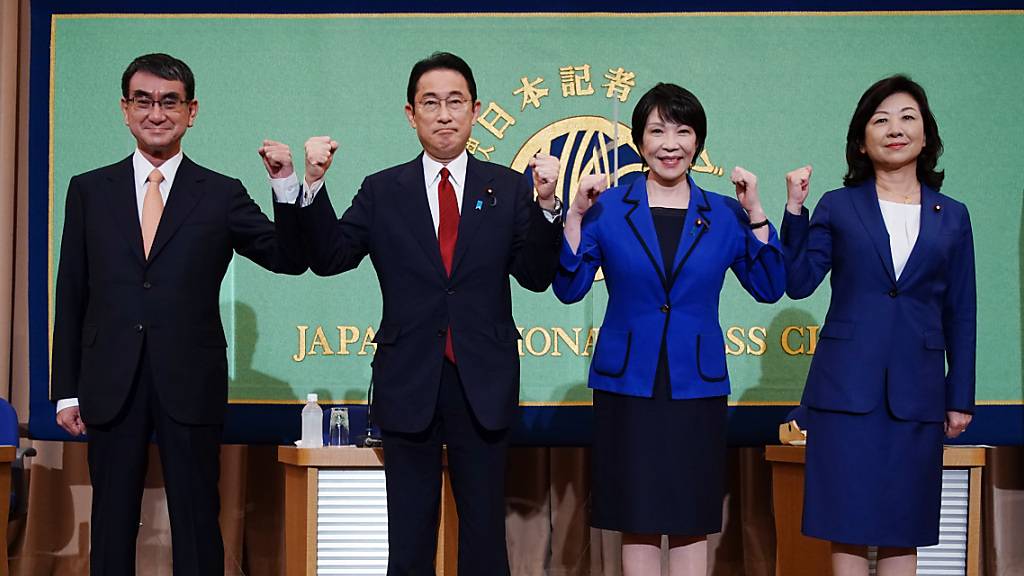 ARCHIV - Taro Kono (l-r), Fumio Kishida, Sanae Takaichi und Seiko Noda treten als Nachfolger für Partei- und Regierungschef Suga an. Die in Japan seit 66 Jahren fast ununterbrochen regierenden Liberaldemokraten der LDP haben am Mittwoch mit der Wahl ihres Parteivorsitzenden begonnen. Foto: Pool/ZUMA Press Wire/dpa