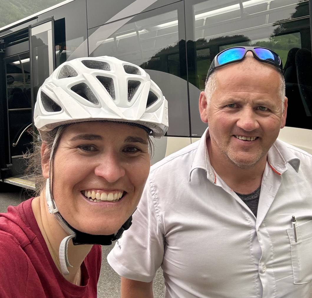 Die Begegnungen mit den Leuten seien einzigartig. Hier ist auf dem Klausenpass mit Bus-Chauffeur «Sepp».