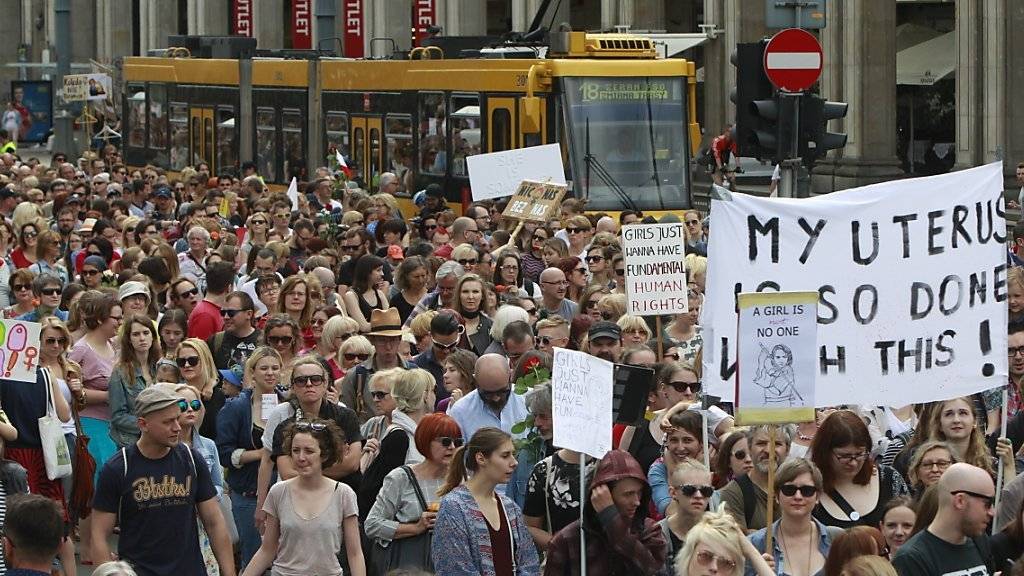 In Warschau haben erneut tausende Menschen gegen Pläne für eine Verschärfung des Abtreibungsgesetzes demonstriert.