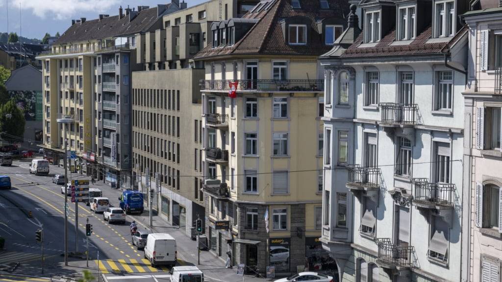 Ältere und neuere Gebäude am Luzerner Hirschengraben: Der Stadtrat will, dass künftig Gebäude, die saniert oder erweitert werden können, möglichst nicht mehr abgerissen werden. (Archivaufnahme)