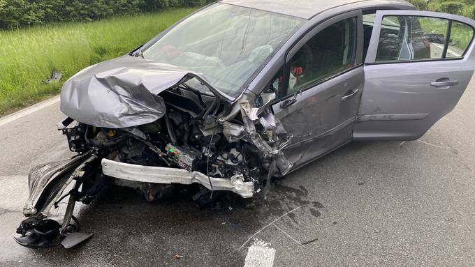 Auto crasht in Lastwagen und anderes Fahrzeug – hoher Sachschaden 