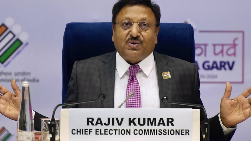 Rajiv Kumar, Oberster Wahlkommissar von Indien, spricht auf einer Pressekonferenz und gibt die Termine für die diesjährigen Parlamentswahlen bekannt. Foto: Manish Swarup/AP/dpa