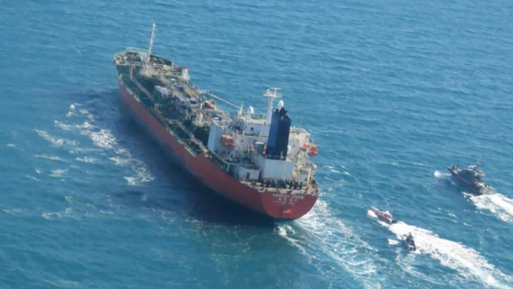 ARCHIV - Der Tanker «Hankuk Chemi» wird von Booten im Persischen Golf eskortiert. Drei Monate nach der Festsetzung eines südkoreanischen Tankers im Persischen Golf hat der Iran nach Angaben der Regierung in Seoul das Schiff wieder freigegeben. Foto: -/Tasnim News Agency/AP/dpa