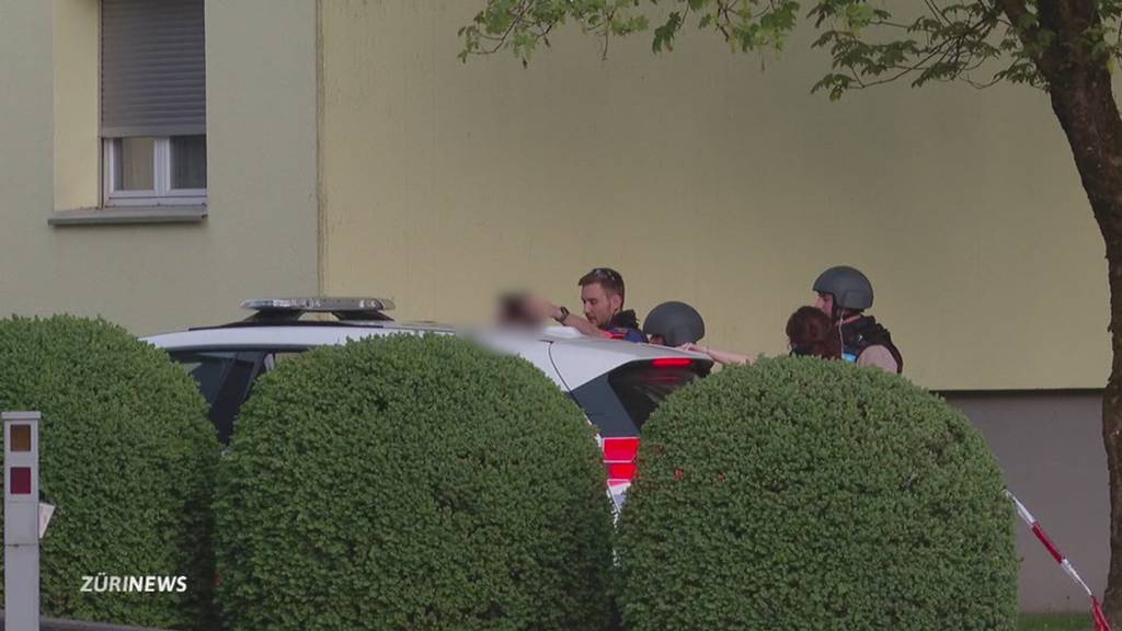 Mit Waffe auf Menschen gezielt: Mann sorgt in Volketswil für Grosseisatz