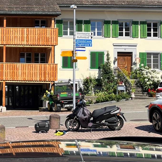 Rollerfahrer (63) muss nach Sturz in Uitikon mittelschwer verletzt ins Spital