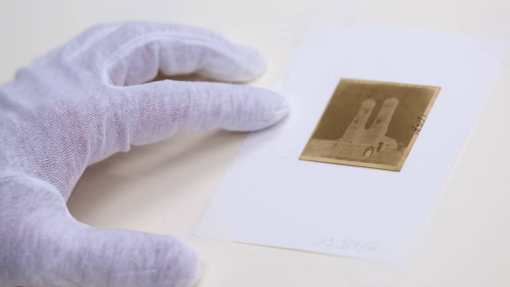 Ein Foto mit der Frauenkirche aus dem März 1837 ist während einer Pressekonferenz im Deutschen Museum zu sehen. Foto: Sven Hoppe/dpa