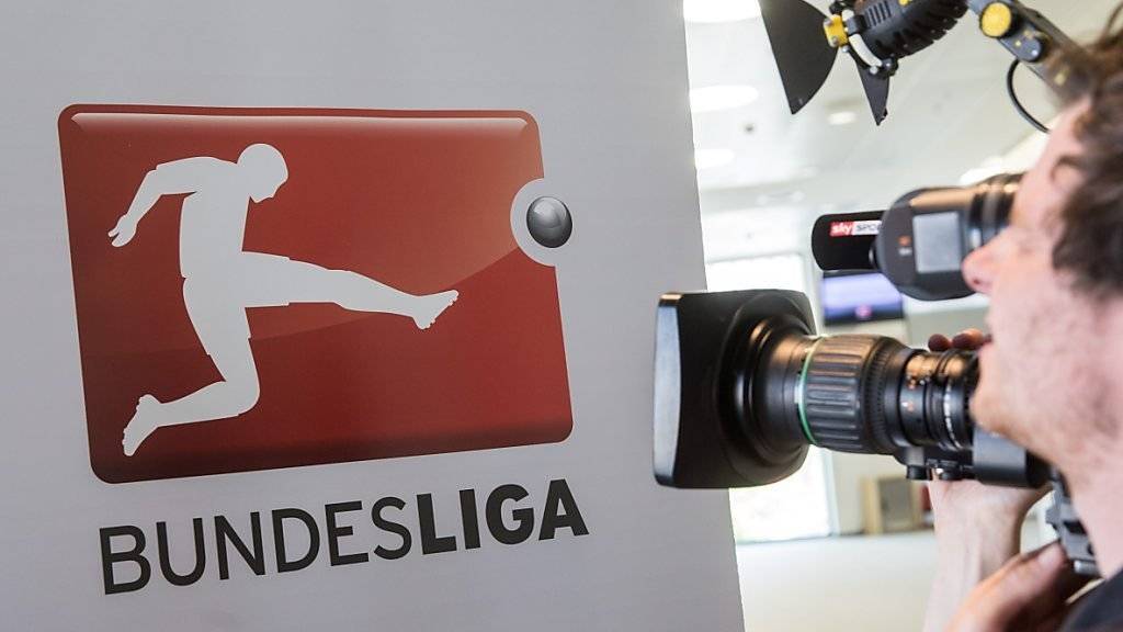 Erhält Rekordpreis für die Übertragung ihrer Spiele: Logo der deutschen Bundesliga, gefilmt vor einem Kameramann vor der Rechtevergabe.